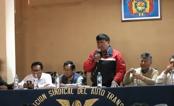 Transportistas pesados de Bolivia deciden esperar el fin del Estado de Excepción para tomar medidas