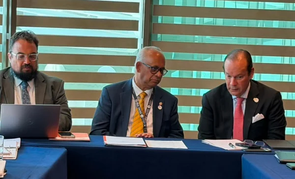 La OEA inicia su misión en Bolivia con la llegada de Albert Ramdin