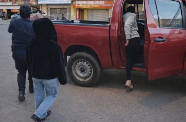 Operativo policial en Oruro lleva a la detención de tres mujeres por falta de carnet de sanidad