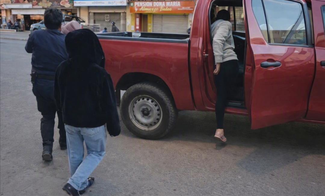 Operativo policial en Oruro lleva a la detención de tres mujeres por falta de carnet de sanidad