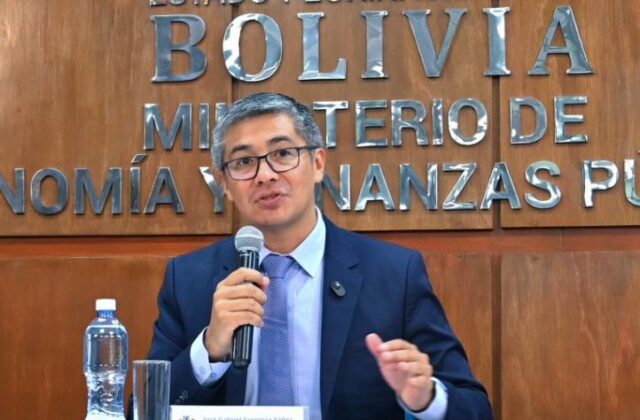 Legisladores exigen acciones inmediatas ante el aumento del dólar