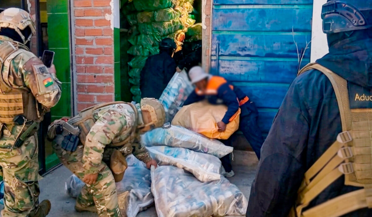 Intervención de Aduana en Oruro incauta siete toneladas de ropa usada de contrabando