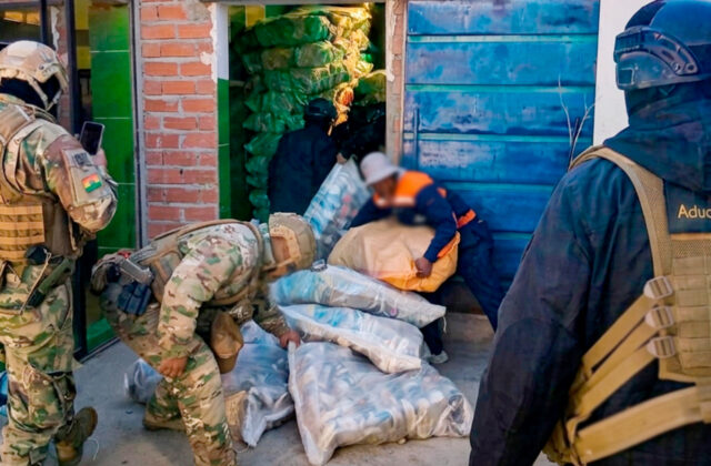 Intervención de Aduana en Oruro incauta siete toneladas de ropa usada de contrabando