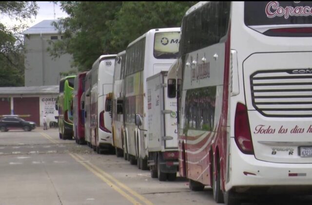 Transporte en Oruro opera a solo un 30% por falta de diésel