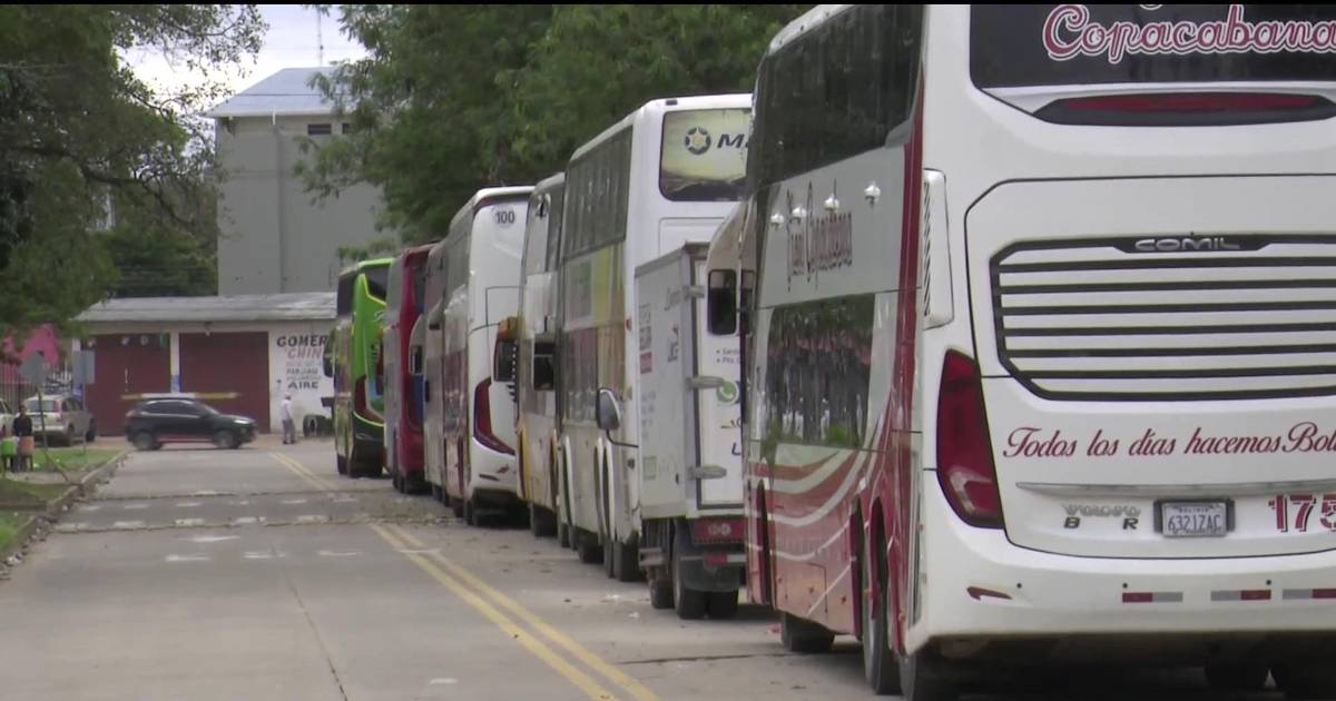 Transporte en Oruro opera a solo un 30% por falta de diésel