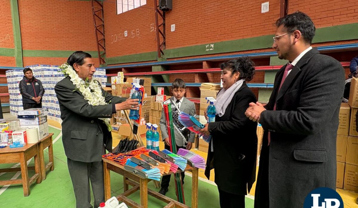 GAMO dota de insumos educativos y de limpieza a escuelas de Oruro