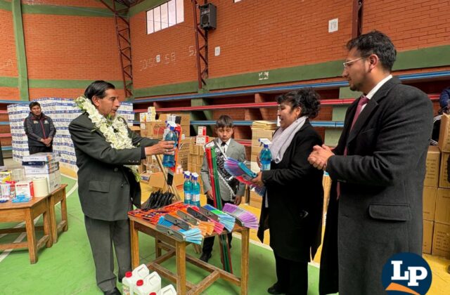 GAMO dota de insumos educativos y de limpieza a escuelas de Oruro