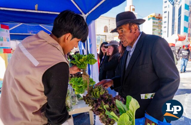 Conciencia ambiental en Oruro: Feria promueve el uso de bolsas reutilizables