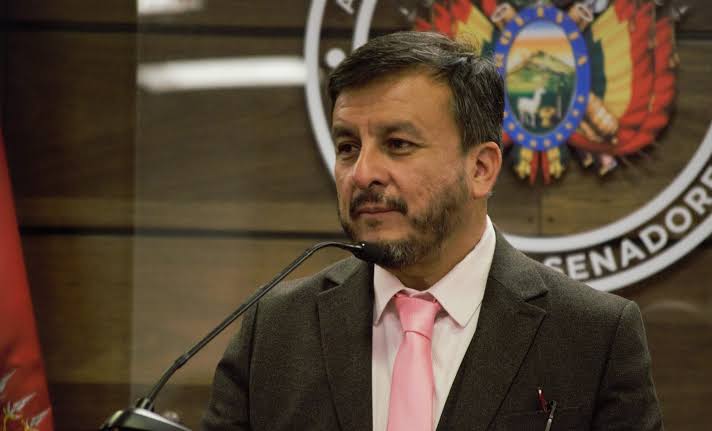 Gobierno respalda la trayectoria de Medinaceli mientras se investiga el caso de combustible de baja calidad