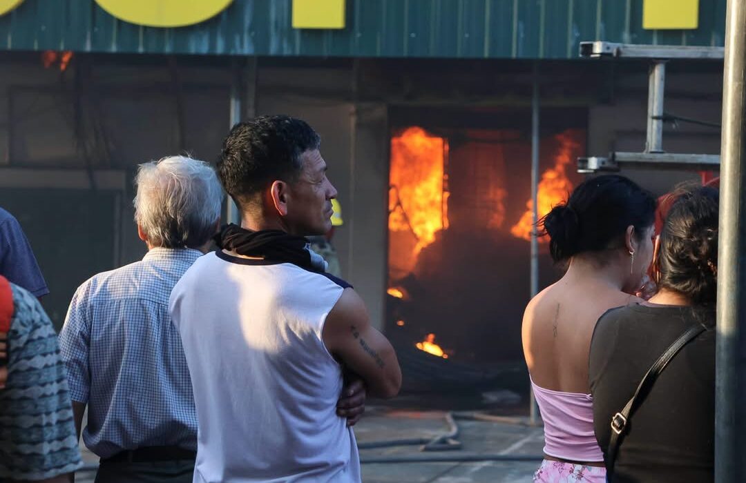 Escasez de diésel complica control de incendio en la Feria Barrio Lindo