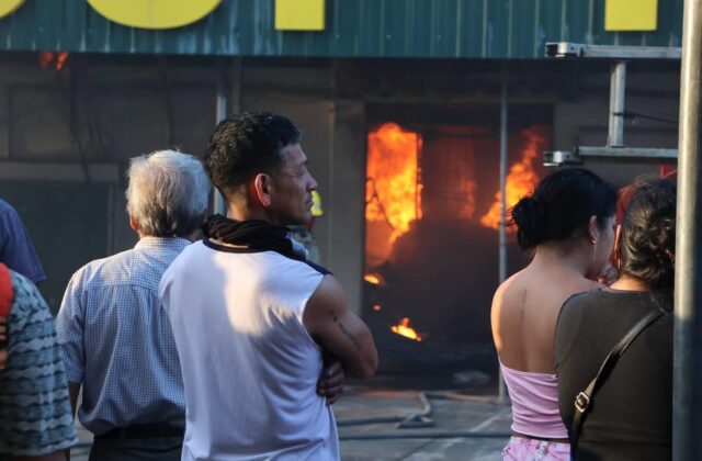 Escasez de diésel complica control de incendio en la Feria Barrio Lindo