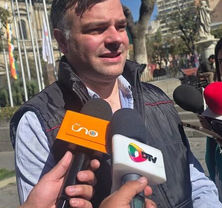 Críticas al presidente Paz por no pronunciar discurso en la Parada Militar de El Alto