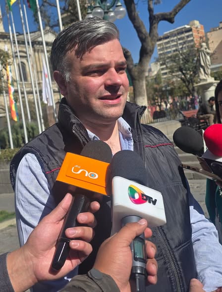 Críticas al presidente Paz por no pronunciar discurso en la Parada Militar de El Alto