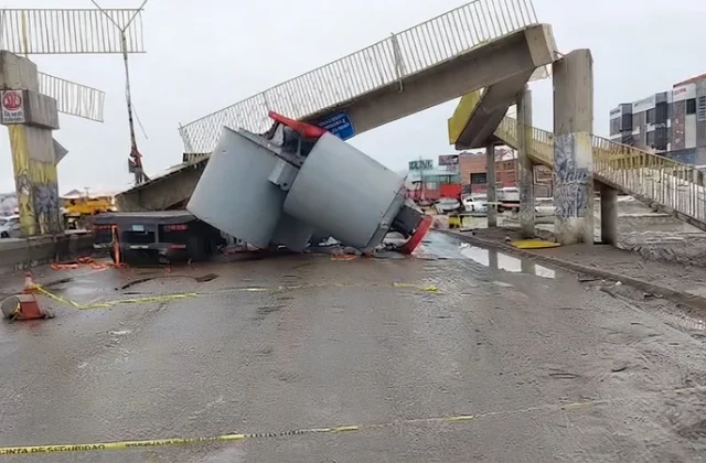 Colapso de pasarela en Oruro provoca daños a tráiler