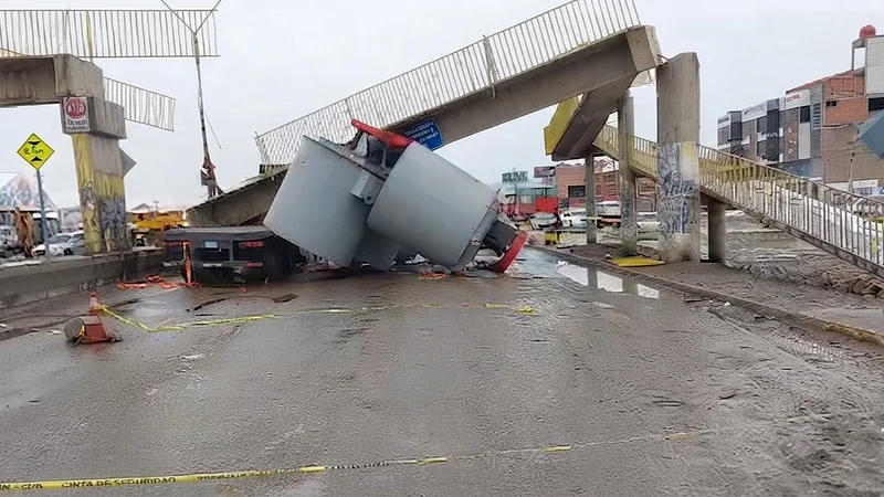 Colapso de pasarela en Oruro provoca daños a tráiler