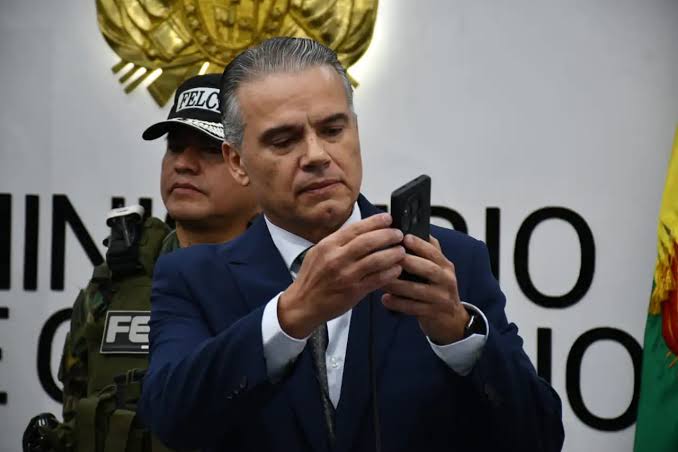 Desafíos del Ministro de Defensa ante la inacción contra Evo Morales