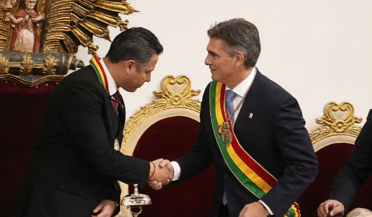 Encuentro entre Rodrigo Paz y Edmand Lara en la Sesión de Honor por el 201 aniversario de Bolivia