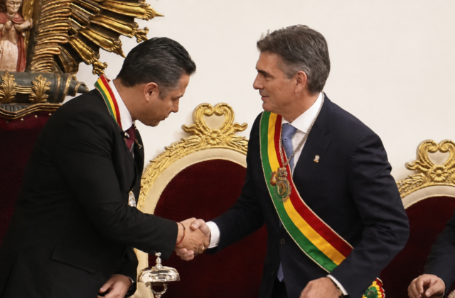 Encuentro entre Rodrigo Paz y Edmand Lara en la Sesión de Honor por el 201 aniversario de Bolivia