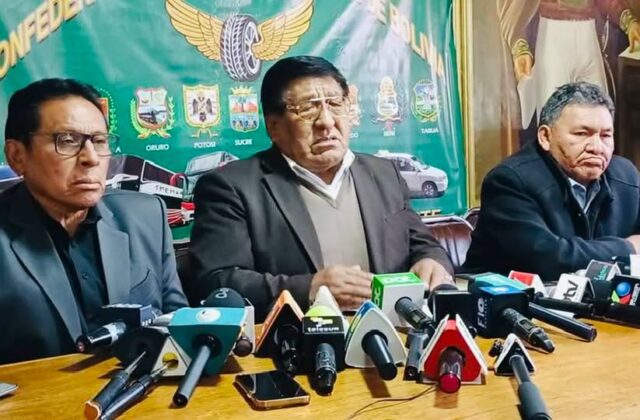 Choferes bolivianos evalúan ajustes en tarifas por aumento del diésel