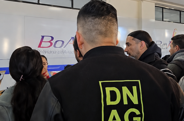 Pasajeros varados en El Alto por demoras de Boliviana de Aviación
