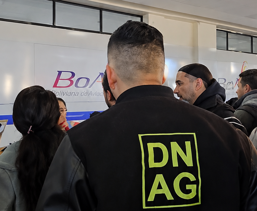 Pasajeros varados en El Alto por demoras de Boliviana de Aviación