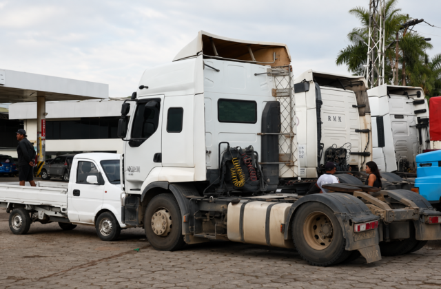 Transportistas enfrentan largas esperas por diésel: la situación no mejora