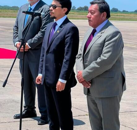 Héctor Huanca asiste a la toma de posesión del nuevo presidente colombiano