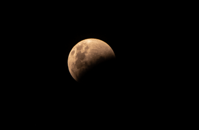 Eclipse Lunar Parcial Sorprende a Bolivia