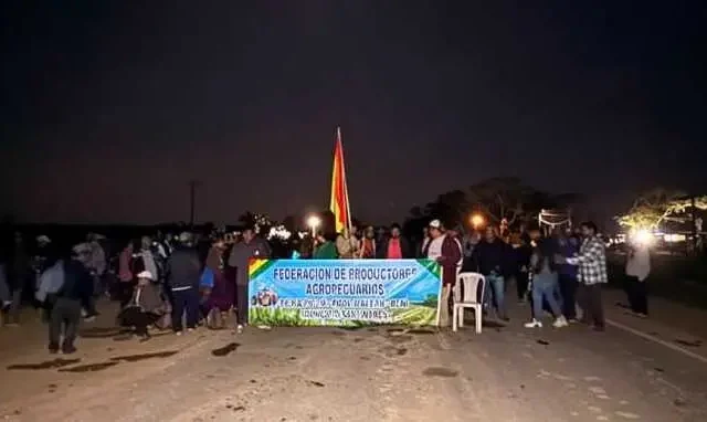 Productores de Beni bloquean carretera Santa Cruz-Beni por aumento en el precio del diésel