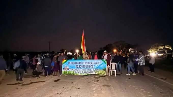 Productores de Beni bloquean carretera Santa Cruz-Beni por aumento en el precio del diésel