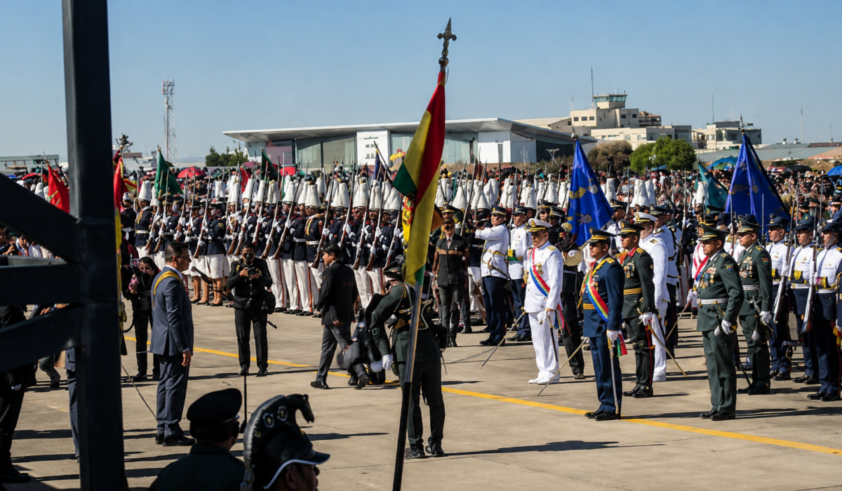 Reacciones adversas a la llegada de Rodrigo Paz en la Gran Parada Militar de El Alto