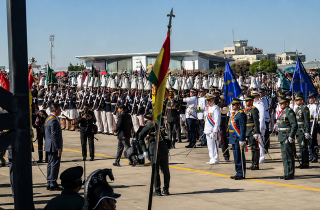 Reacciones adversas a la llegada de Rodrigo Paz en la Gran Parada Militar de El Alto