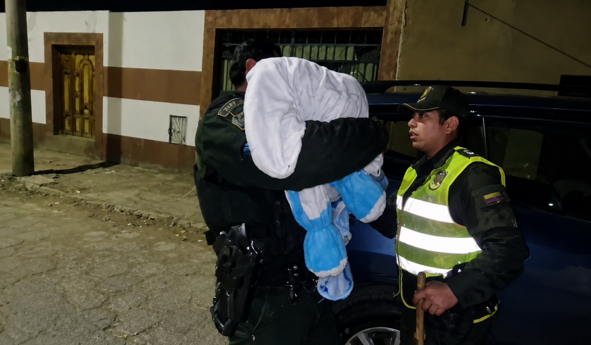 Intervención policial salva a un bebé abandonado en un auto en Oruro