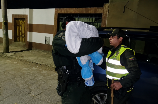 Intervención policial salva a un bebé abandonado en un auto en Oruro