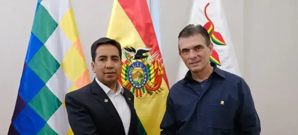 Reacciones en la Parada Militar: ministro Bascopé defiende el derecho a la crítica