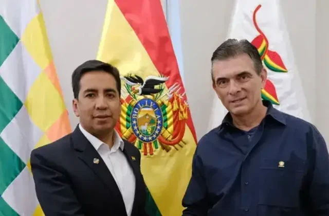 Reacciones en la Parada Militar: ministro Bascopé defiende el derecho a la crítica