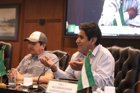 Persisten largas filas por combustible en Bolivia: Legislador cuestiona al Gobierno