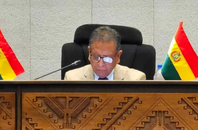 Oviedo supera la interpelación, pero enfrenta críticas en la Asamblea