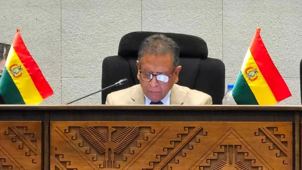 Oviedo supera la interpelación, pero enfrenta críticas en la Asamblea