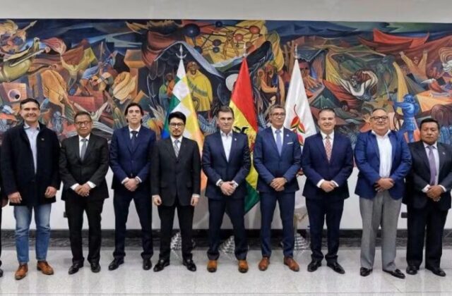 Polémica por lujoso vehículo de ministro de Rodrigo Paz en medio de crisis económica