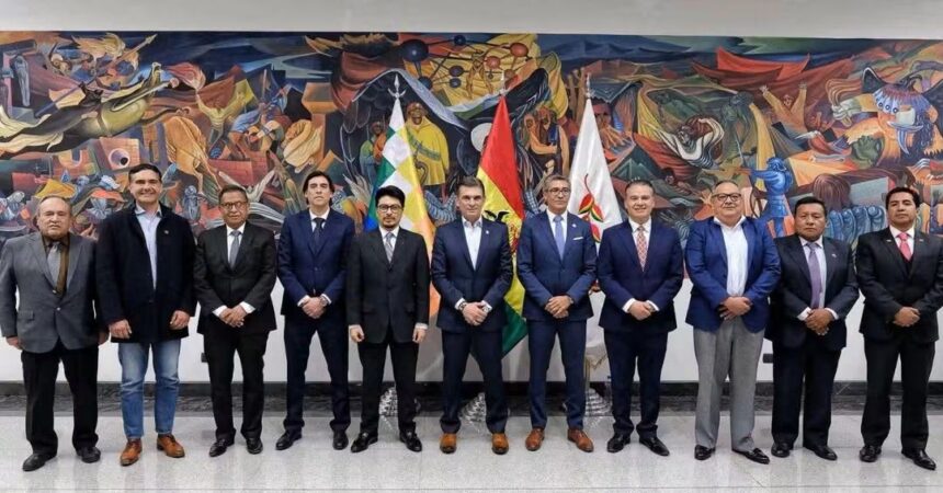Polémica por lujoso vehículo de ministro de Rodrigo Paz en medio de crisis económica