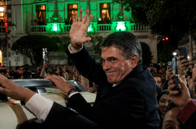 Abucheos para el presidente Paz tras encuentro con gobernadores en Sucre