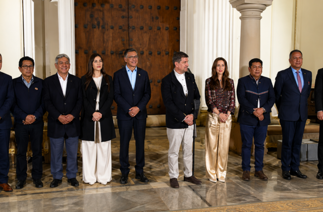Reacción del público interrumpe discurso de Rodrigo Paz en Sucre tras acuerdo 50/50