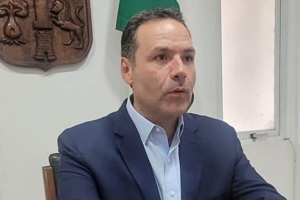 Interpelan al ministro Espinoza por discrepancias en compra de vehículo