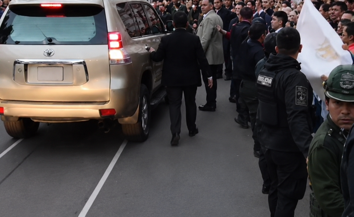 Protestas y apoyos marcan la visita de Rodrigo Paz a Sucre