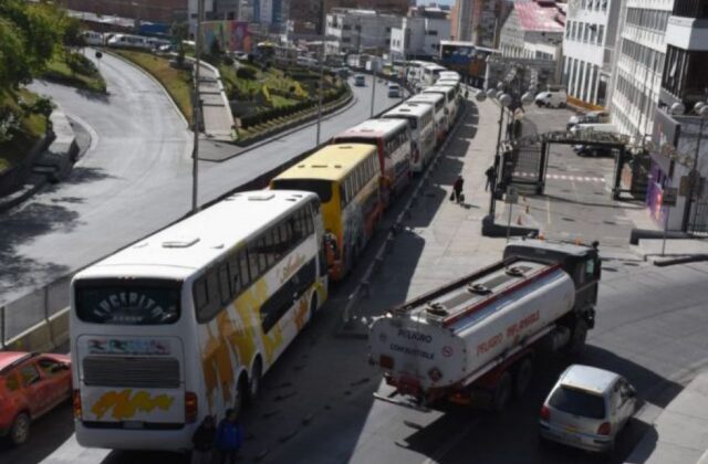 El Gobierno aclara que el desabastecimiento de combustible no obedece a falta de divisas