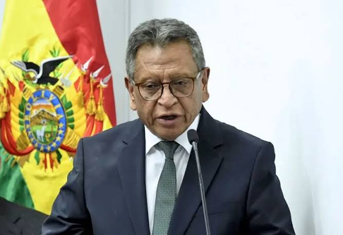 Prioridad en la detención de Evo Morales, afirma el ministro Oviedo