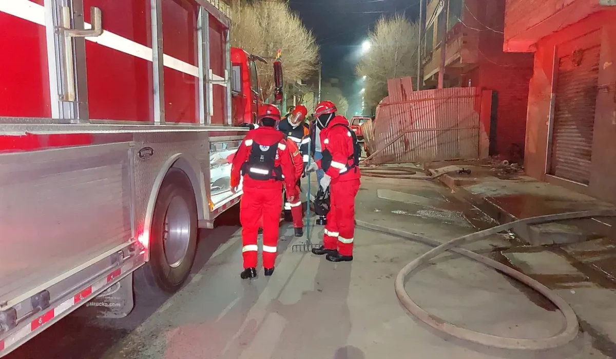 Intensa labor de Bomberos para controlar incendio en el centro de Oruro