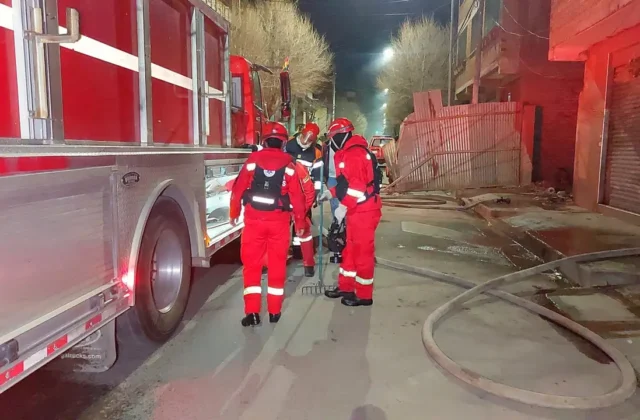 Intensa labor de Bomberos para controlar incendio en el centro de Oruro