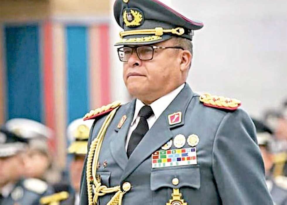 Denuncian al excomandante del Ejército Zúñiga por abusos de derechos